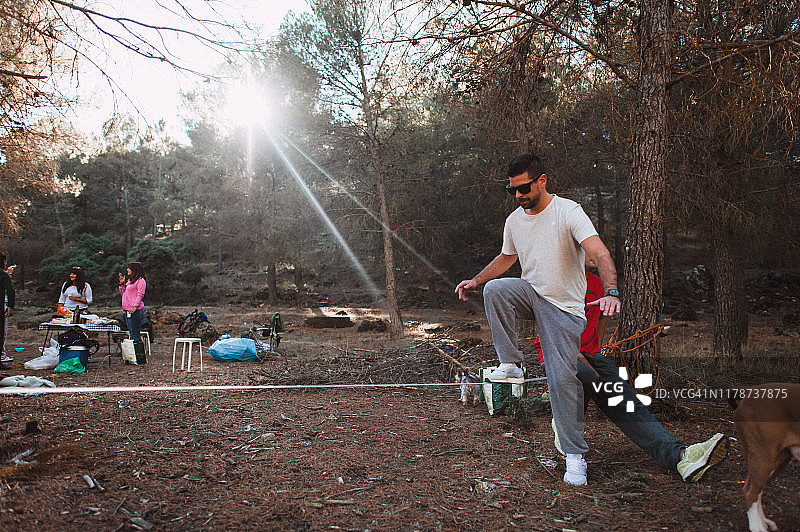男子在西班牙南部松树林中与朋友走扁带图片素材