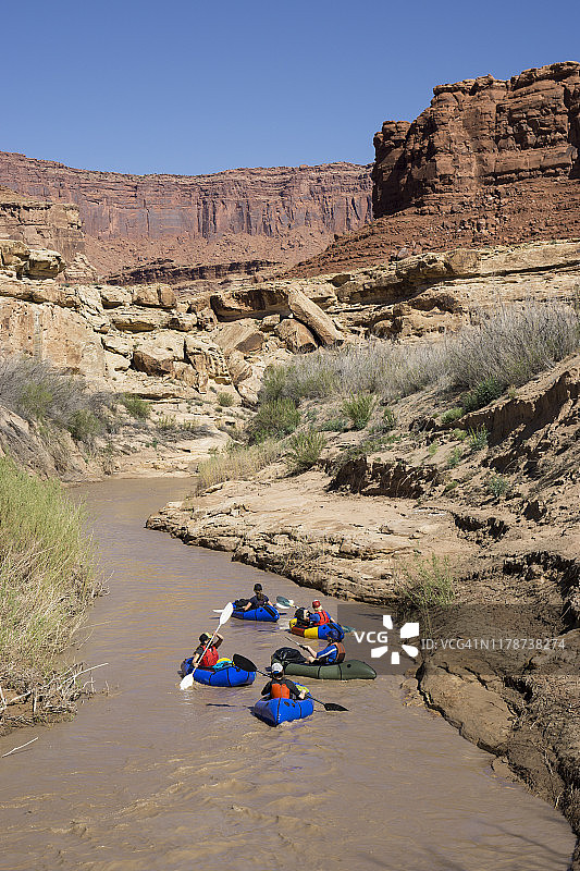 一群女性在沙漠河流上进行漂流图片素材