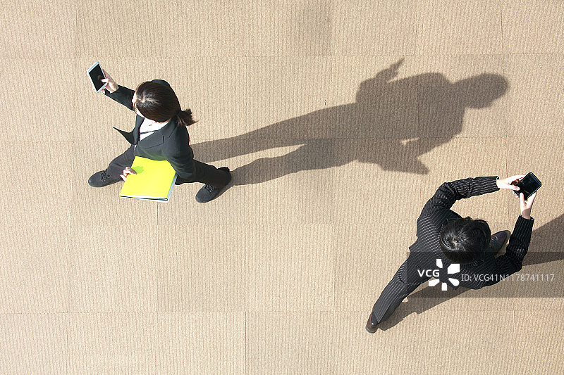 商务人士行走的高角度视图图片素材