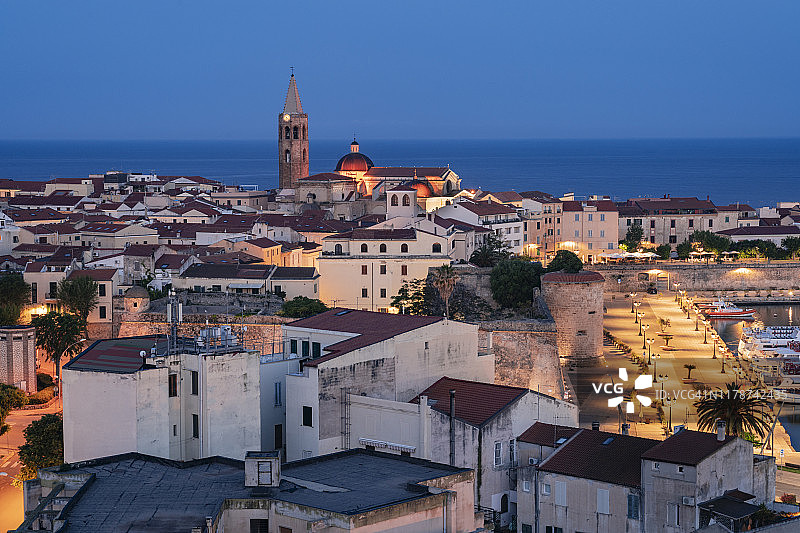 黎明时分的历史中心区鸟瞰图片素材