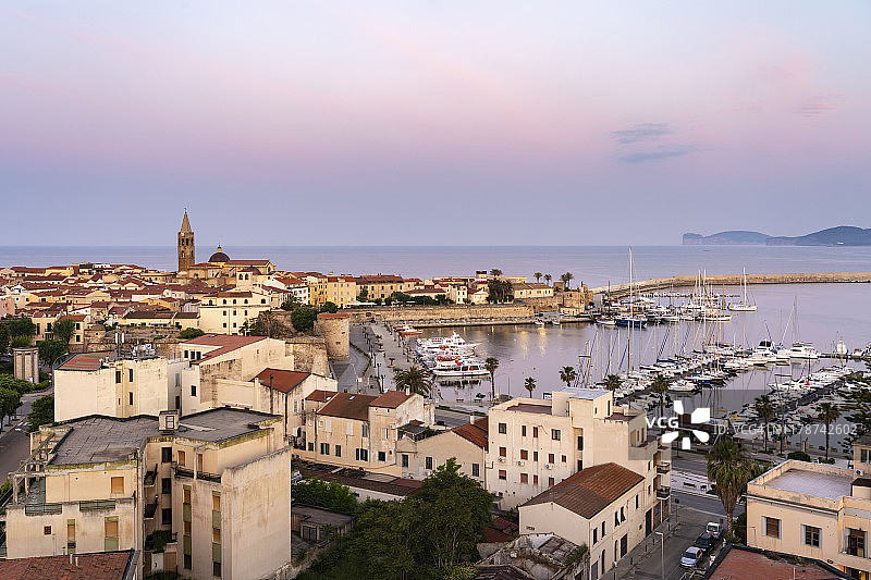 黎明时分的历史中心区鸟瞰图片素材