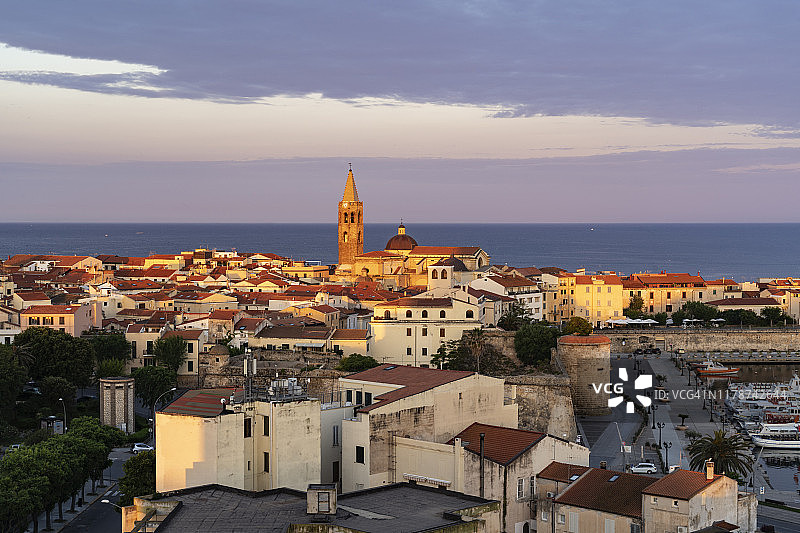 黎明时分萨萨里历史中心鸟瞰图片素材