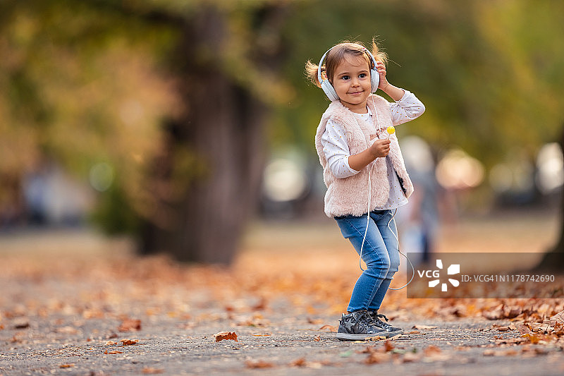 戴着耳机的可爱女婴图片素材