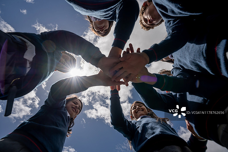 快乐的学生们组成团队，手拉手图片素材