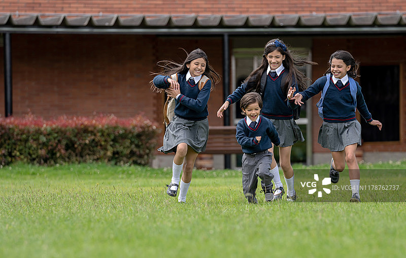 快乐的孩子们在学校户外玩耍图片素材