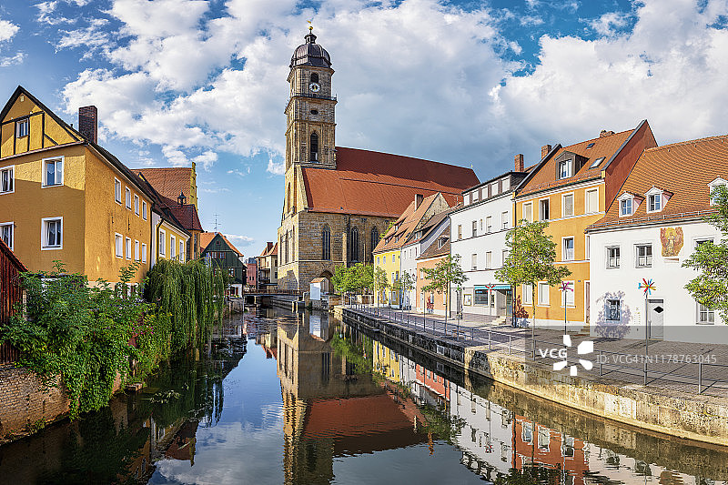 德国巴伐利亚州阿姆贝格市菲尔斯河畔圣马丁教堂景观图片素材