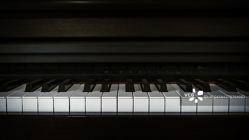 钢琴键的高角度视图图片素材