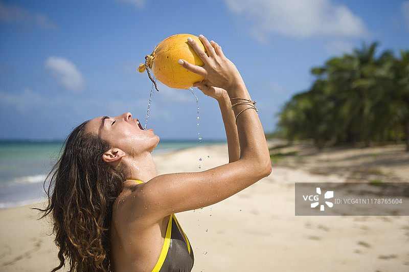 喝椰汁的妇女图片素材
