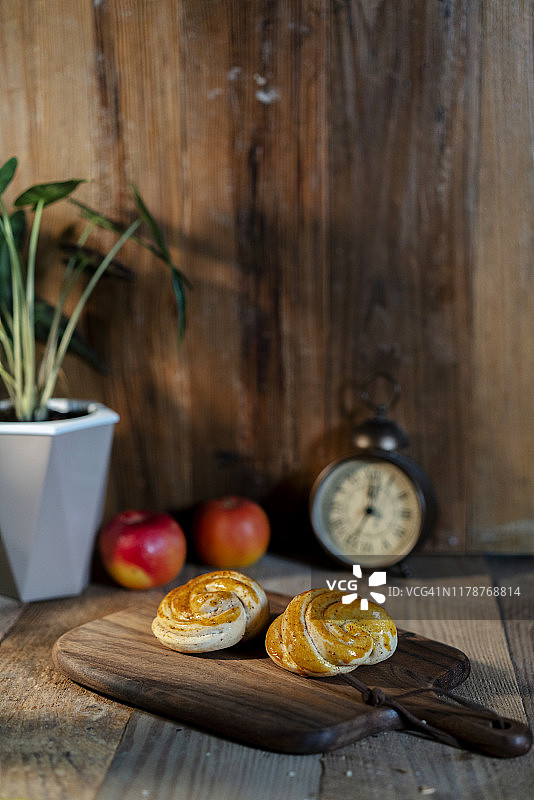 自制烘焙：蜂蜜肉桂卷图片素材