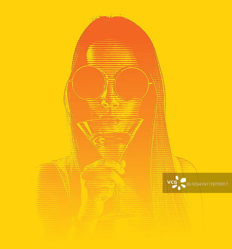 饮用马提尼的美丽年轻女人图片素材