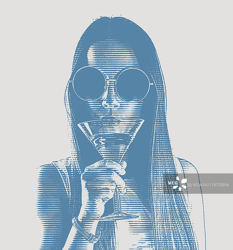 饮用马提尼的美丽年轻女人图片素材