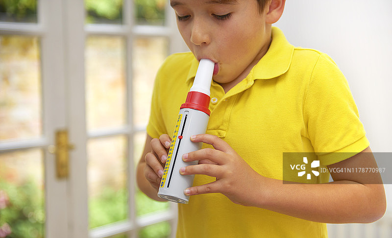 正在测试肺活量的8岁哮喘男孩图片素材