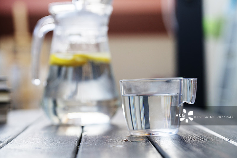 桌子上的柠檬水图片素材