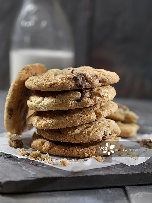 牛奶巧克力澳洲坚果饼干和牛奶图片素材