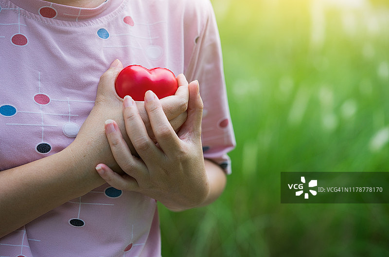 心脏病发作概念。特写：女子胸痛图片素材