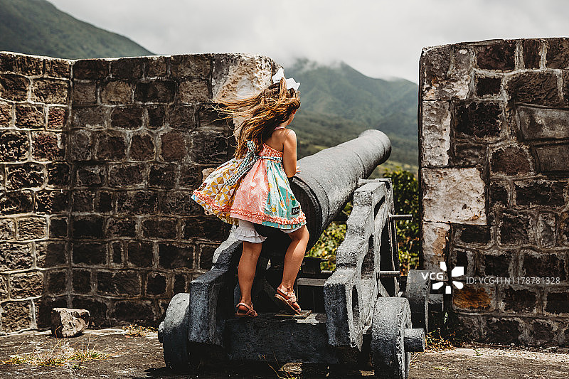 年轻女孩在圣基茨岛的古老堡垒中玩耍图片素材