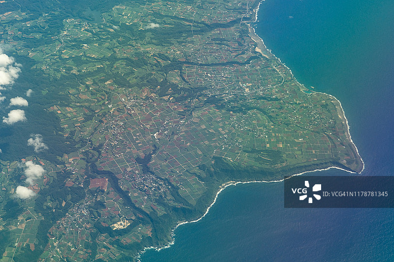 从飞机上俯瞰日本鹿儿岛县德之岛图片素材