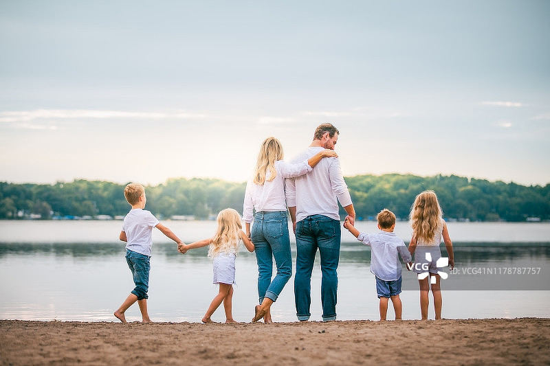 在湖边嬉戏的一家六口图片素材
