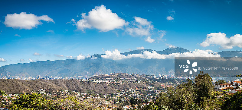 委内瑞拉加拉加斯市鸟瞰全景，背景为阿维拉山图片素材