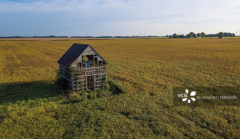 旧玉米仓与大豆田高空俯视图片素材