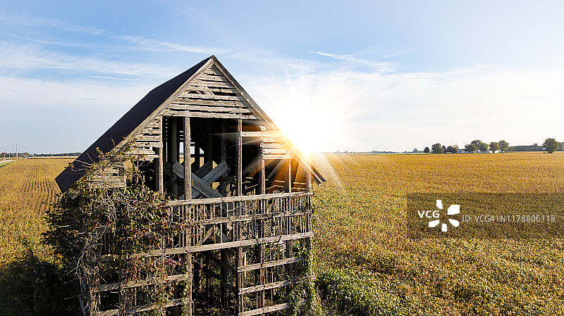 旧玉米仓与大豆田高空俯视图片素材