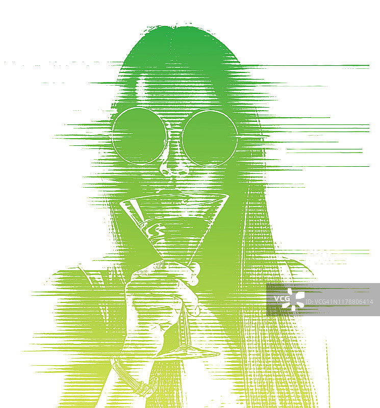 年轻女子用故障艺术喝马提尼图片素材