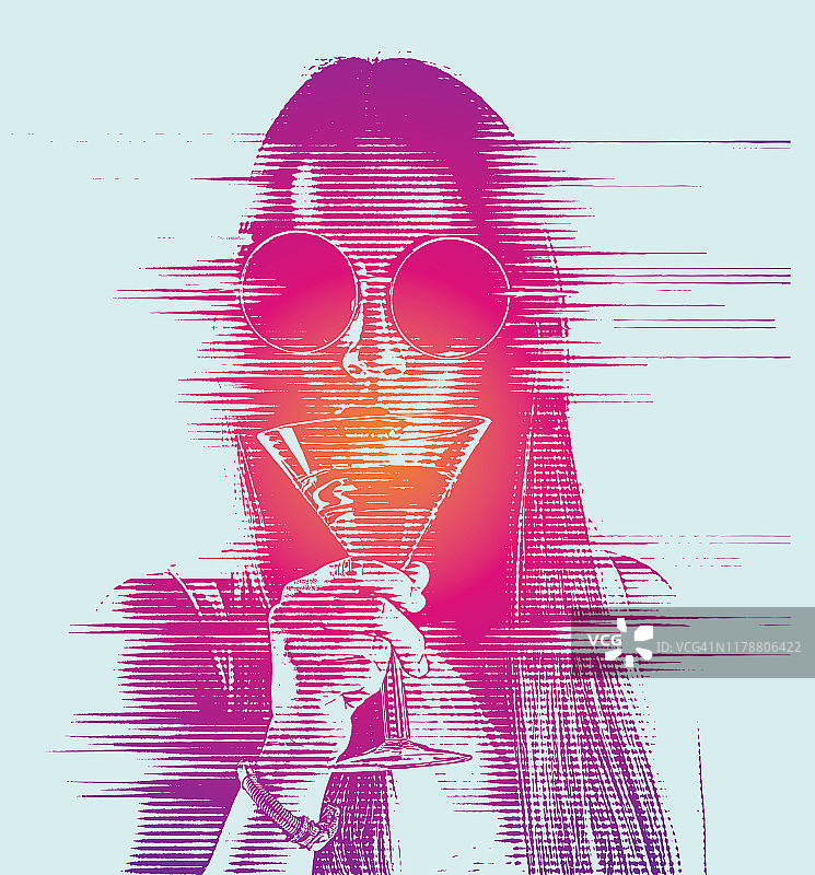 年轻女子用故障艺术喝马提尼图片素材