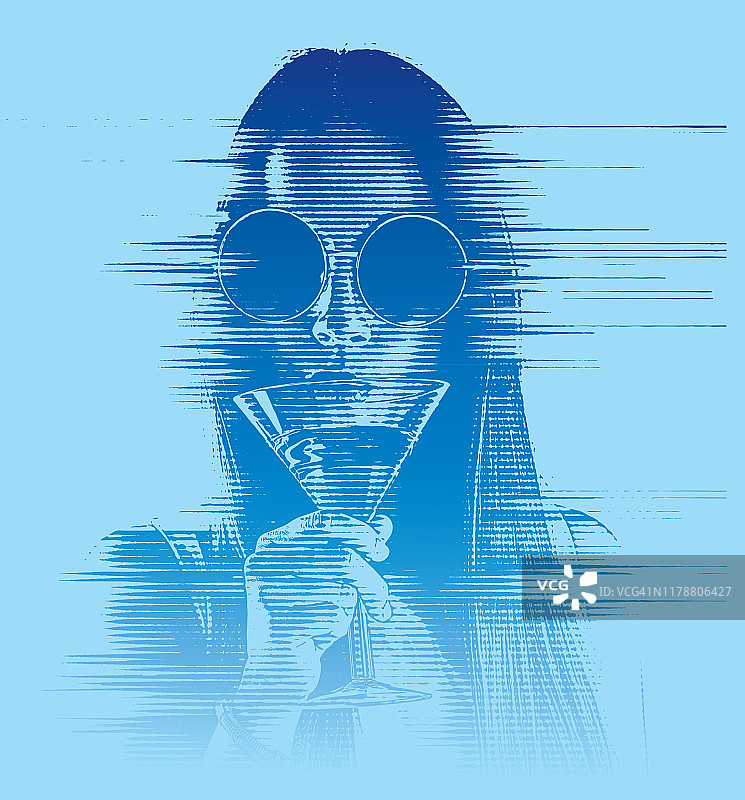 年轻女子用故障艺术喝马提尼图片素材