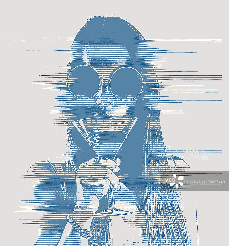 年轻女子用故障艺术喝马提尼图片素材