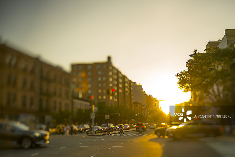 纽约休斯顿街的春日落日图片素材