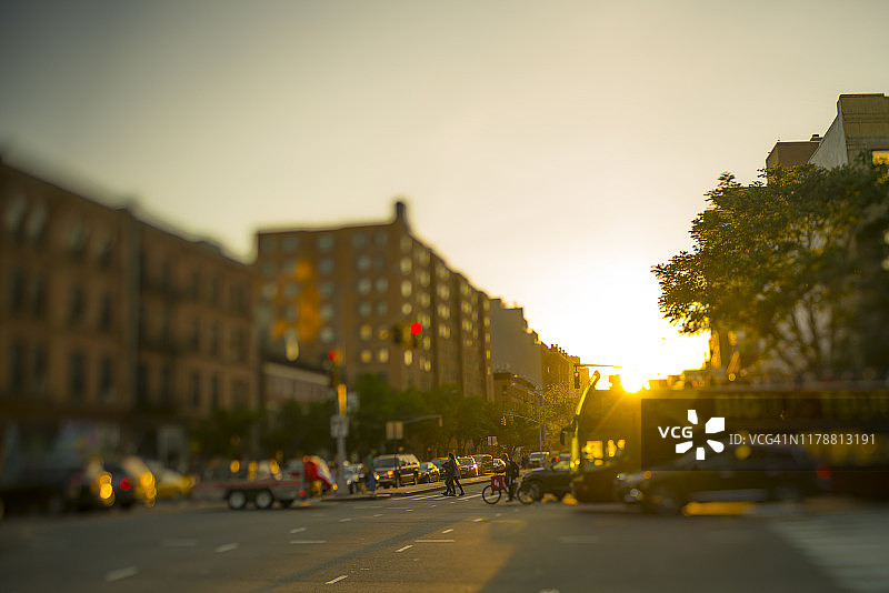 纽约休斯顿街的春日落日图片素材