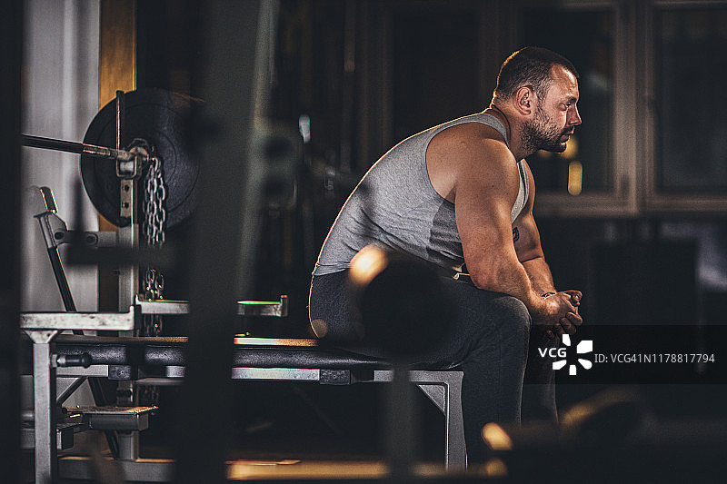 在健身房的举重男士图片素材