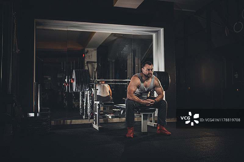 健身房里的举重运动员图片素材