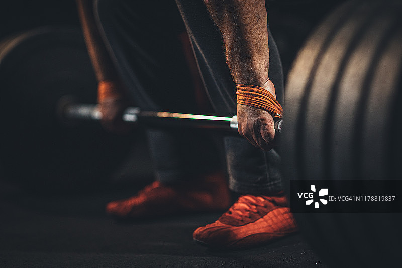 健身房里的举重运动员图片素材