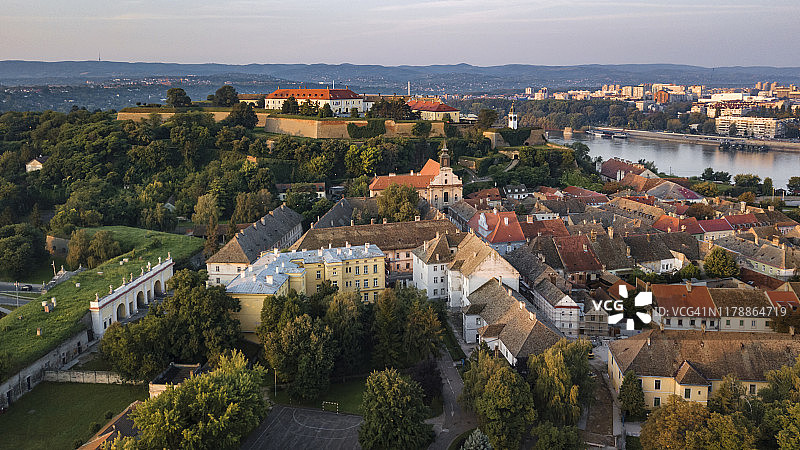 黎明时分彼得罗瓦拉丁要塞的鸟瞰图图片素材