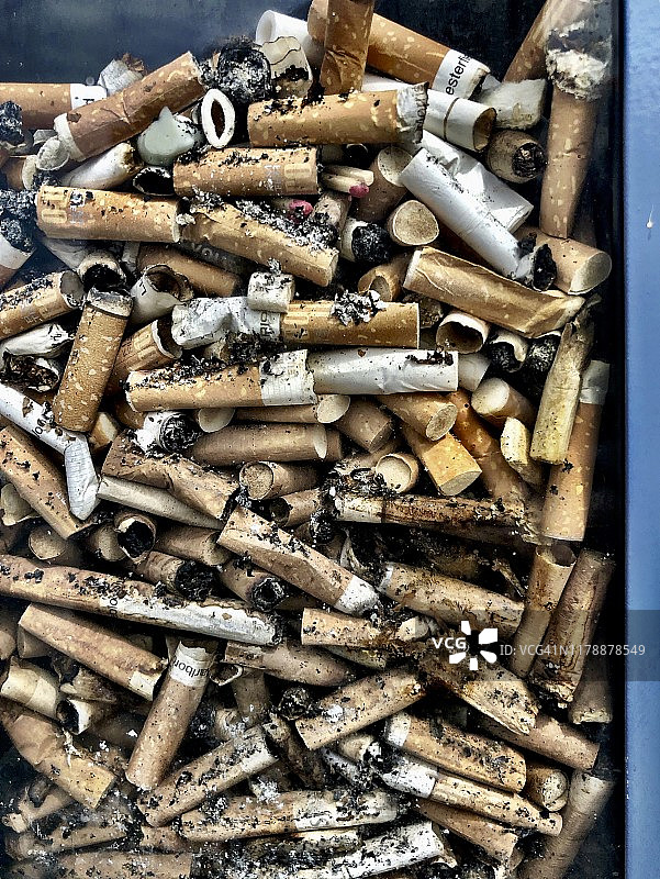 在昂莱海滩的烟灰缸图片素材