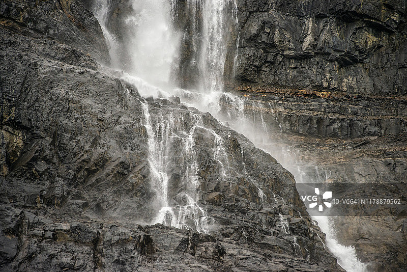 班夫国家公园的弓冰川瀑布，加拿大阿尔伯塔省图片素材
