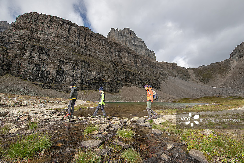 班夫国家公园：在哨兵通道徒步的家庭图片素材