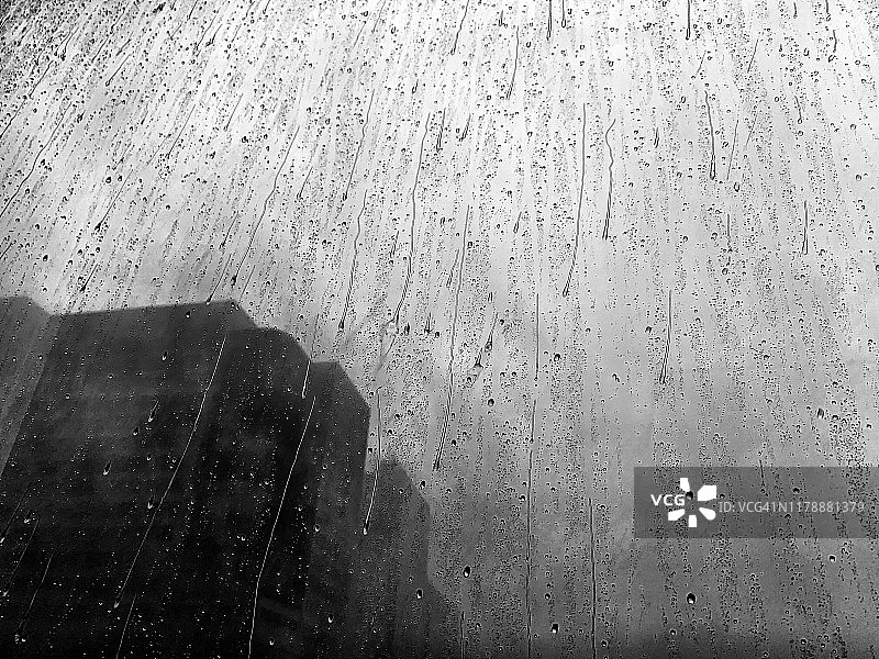 猛烈的雷暴雨图片素材