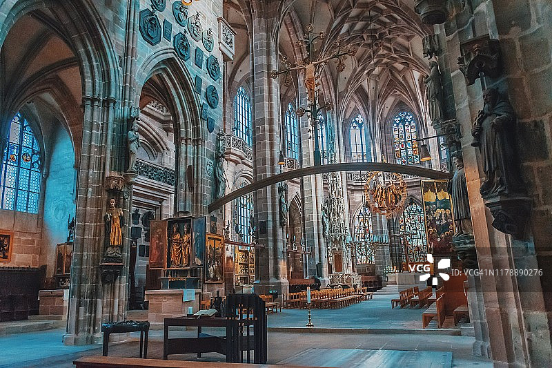 德国纽伦堡圣劳伦茨教堂内部的仰视角度图片素材