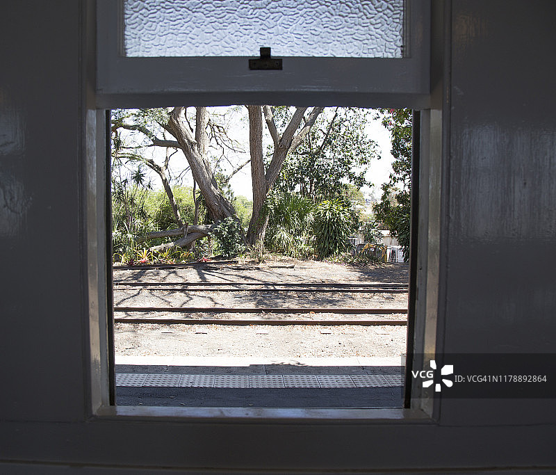 窗外铁路轨道的开放式窗户图片素材