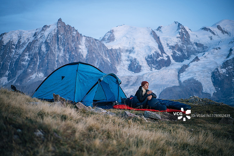 徒步者在高山景观中露营图片素材