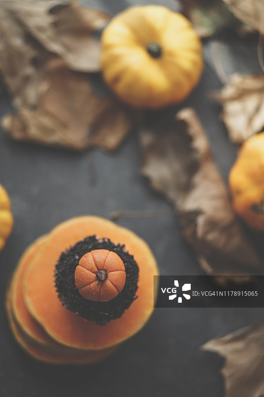 南瓜片上的巧克力万圣节玛芬图片素材