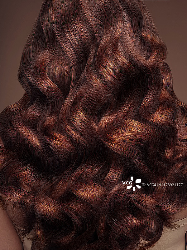 有着长而有光泽的头发的金发女人图片素材