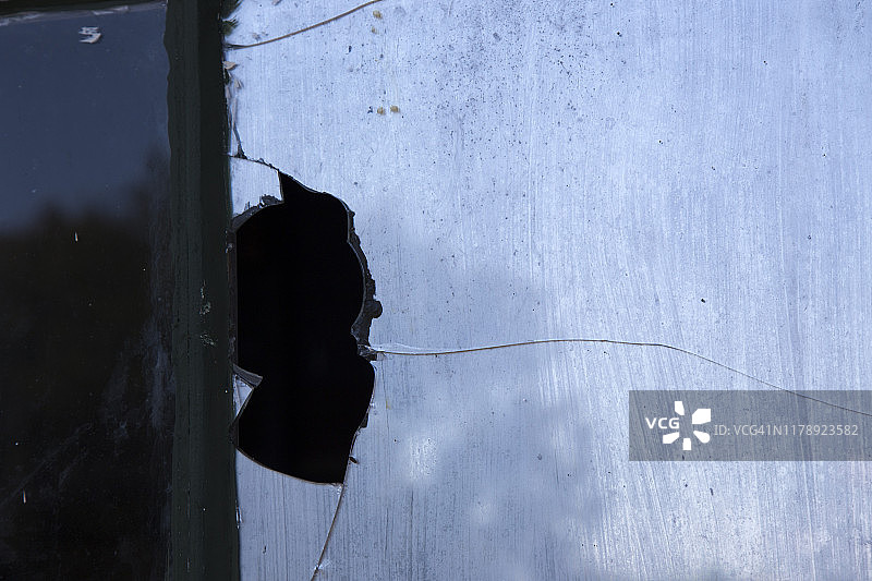 破碎的玻璃窗图片素材