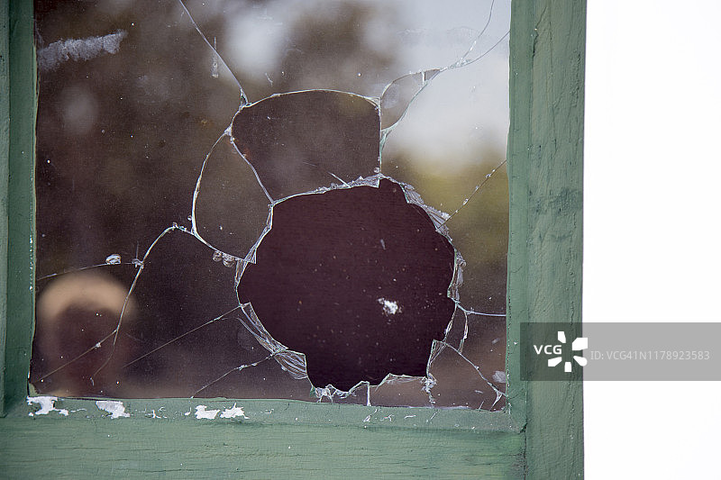 破碎的玻璃窗图片素材