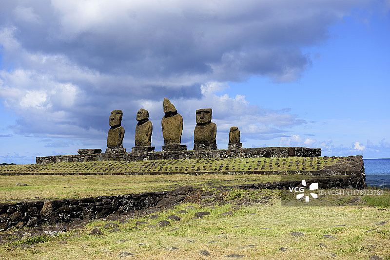 智利拉帕努伊岛的阿胡塔海石像图片素材