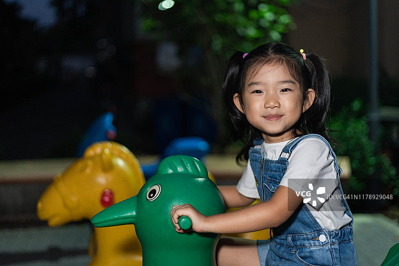 可爱的女孩玩摇马玩具图片素材