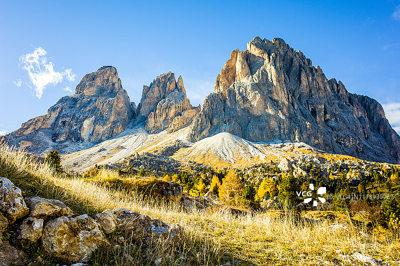 意大利多洛米蒂山萨索隆戈群岛壮观的山景图片素材