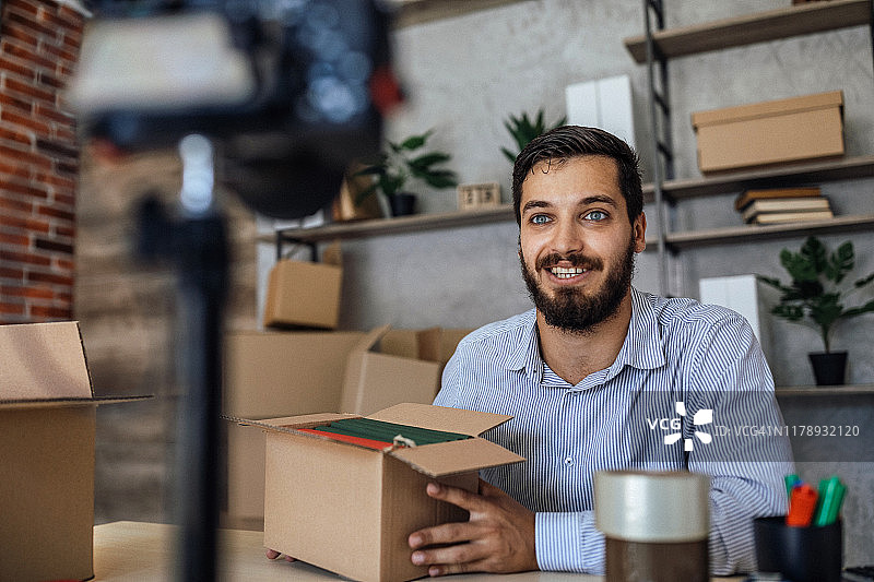 拍摄Vlog的英俊网红图片素材